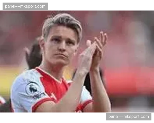 镜头捕捉：阿森纳开出战术角球前，厄德高与萨卡进行隐蔽手势交流