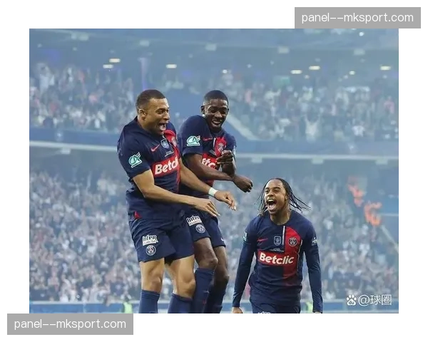 巴黎圣日耳曼抵达曼彻斯特，姆巴佩在机场受到大量球迷欢迎